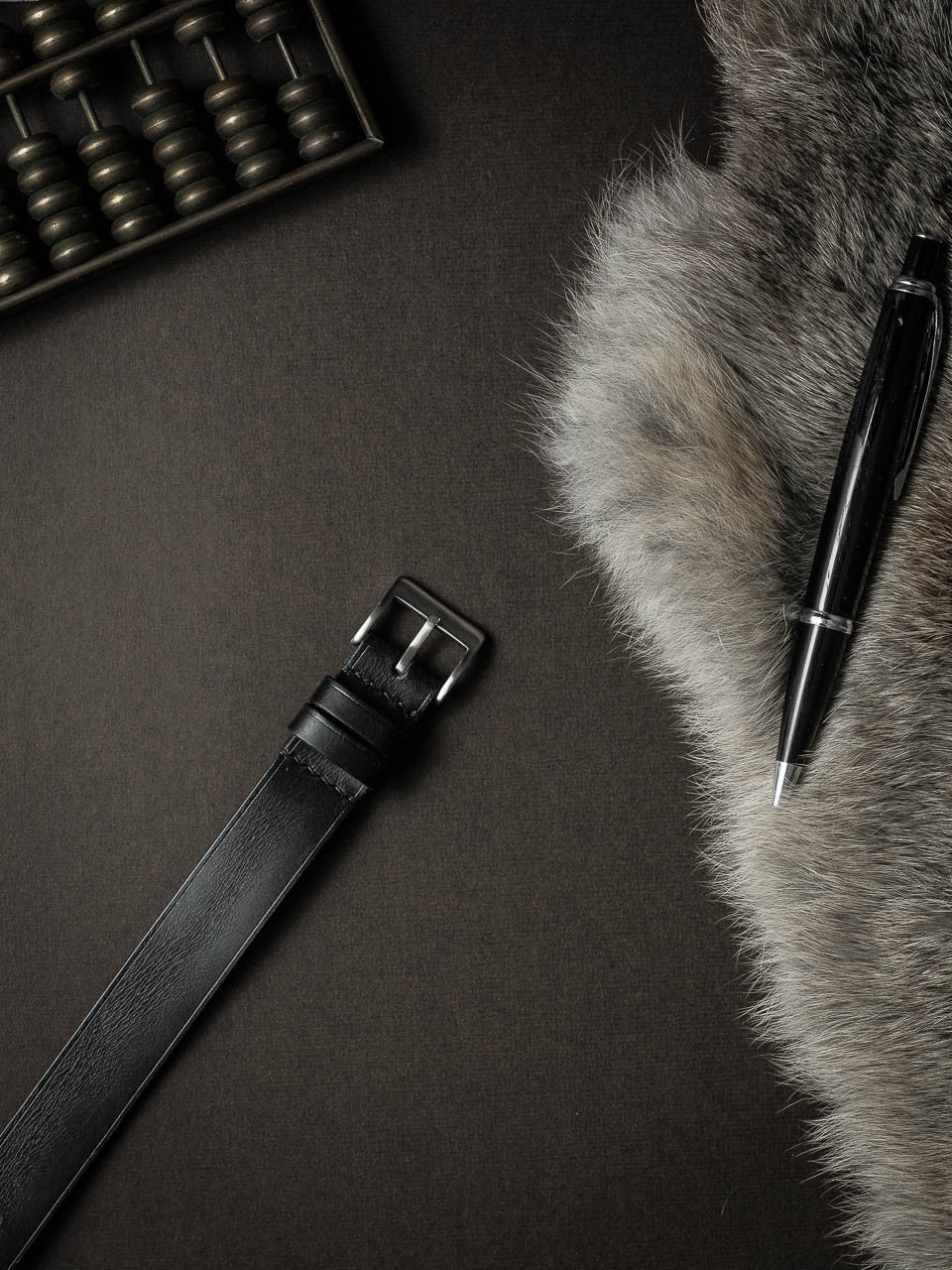 "Hugo" Sleek Black Leather One-Piece Strap