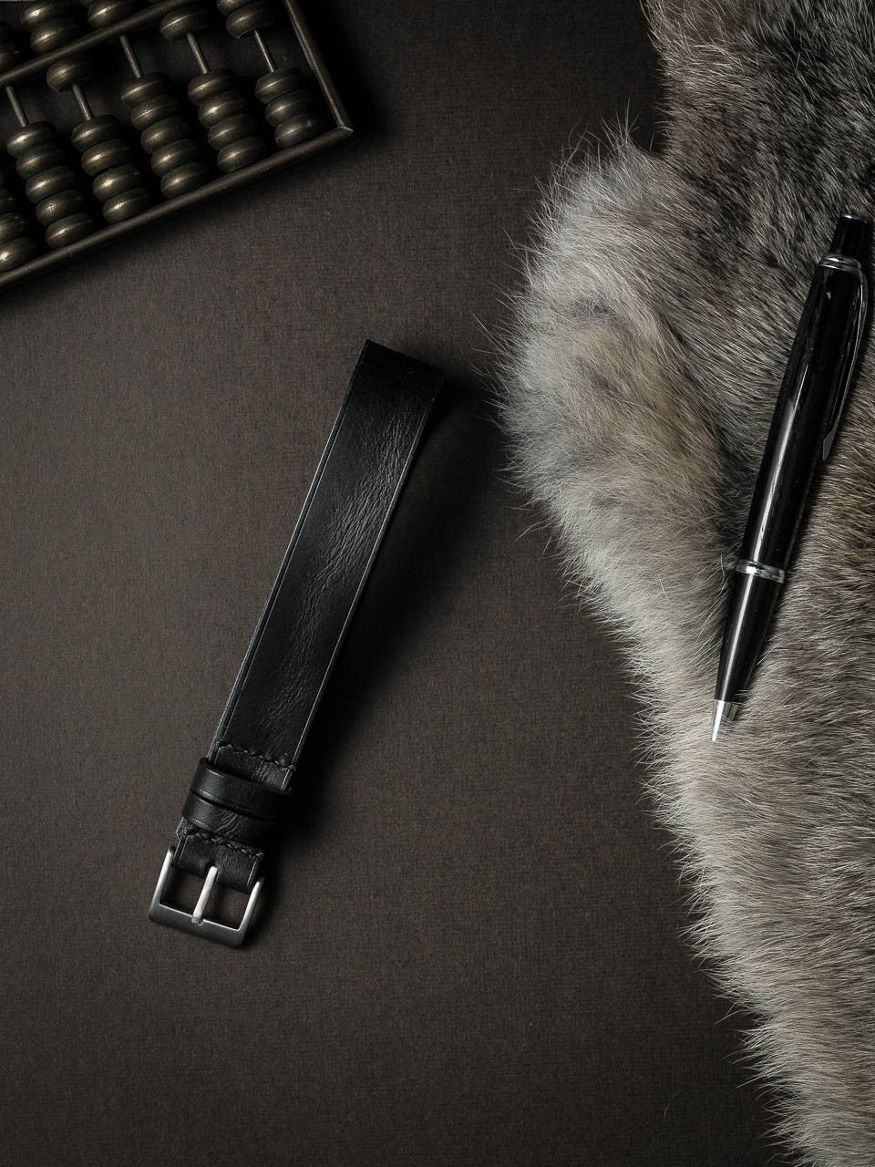 "Hugo" Sleek Black Leather One-Piece Strap